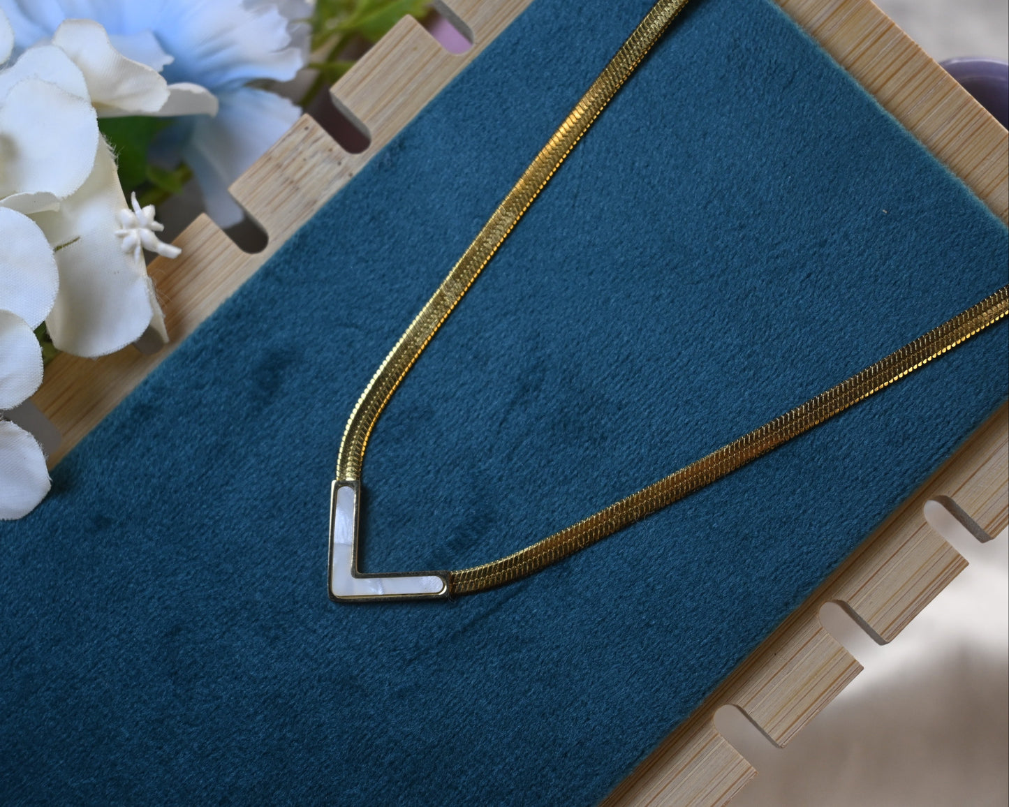 white V neklace