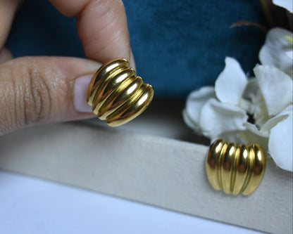 classy wave studs