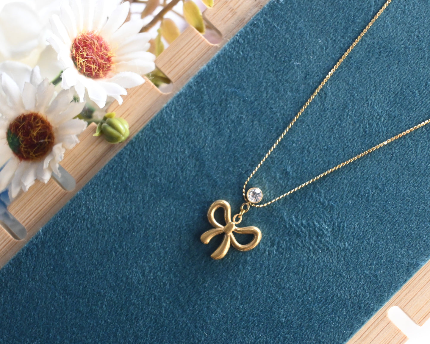 bow with pearl necklace