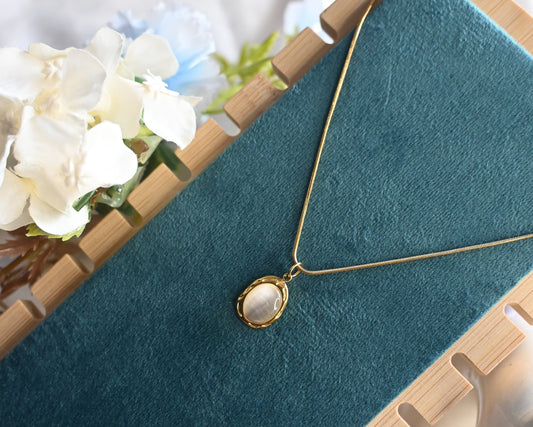 white pearl necklace